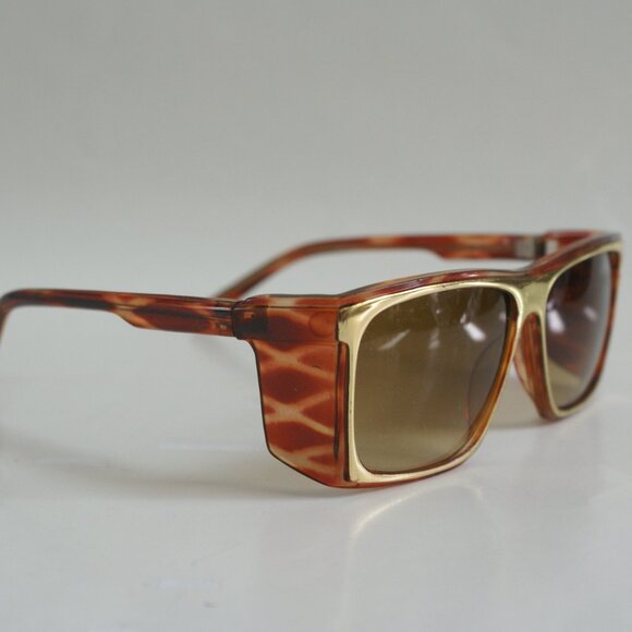 NWT Tru-Vintage 90's Plastic Rectangle w/Side Shield Sunglasses (Cry. Brn/Gold) - Picture 2 of 5